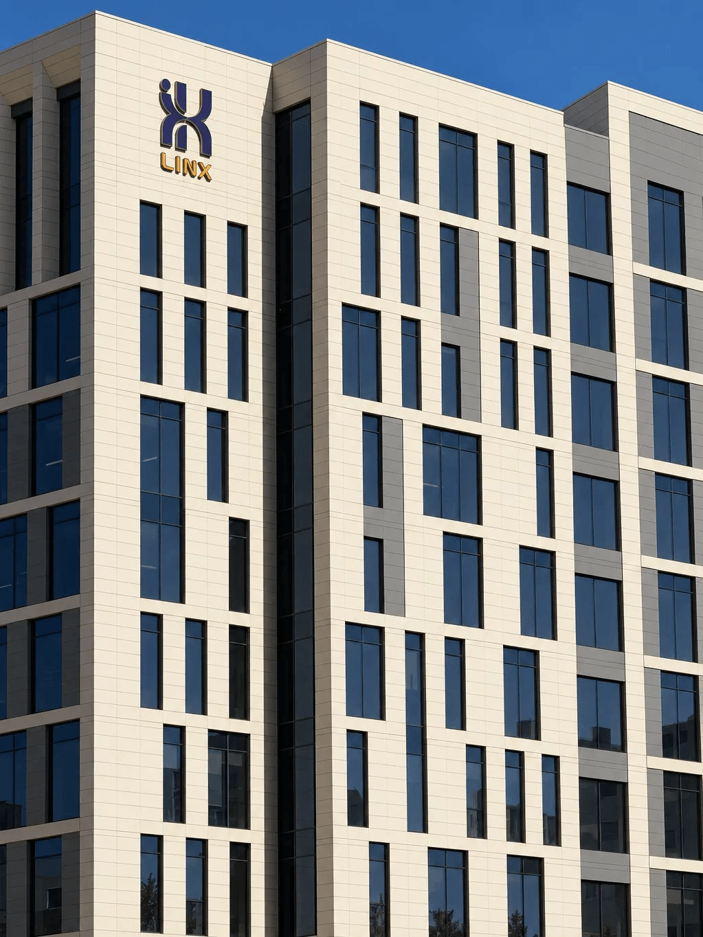 شعار LINX وحروفه على واجهة الزاوية ذات الكسوة الكريمية